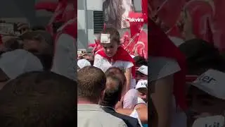 Başkan Erdoğan'dan "Göz ameliyatıma destek ol Tayyip dede" pankartı açan küçük kıza yardım eli!