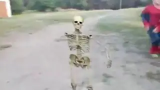 Миша танцует со скелетом skeleton
