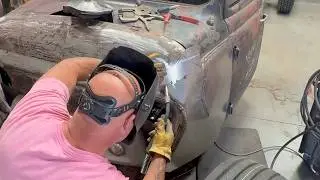 International Custom Rat Rod 1956 года: Иэн дорабатывает переднюю четверть мотоцикла Little Jewel...