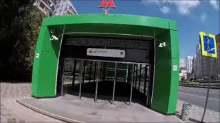 у метро 