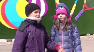 Ульяна Андрейковская и Лиза Горностаева танцуют и поют