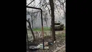 В Мариуполе русский танк "освободил" два автомобиля и лавочку