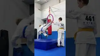 Коля (8 лет) УЧИТСЯ ЛЕТАТЬ 
