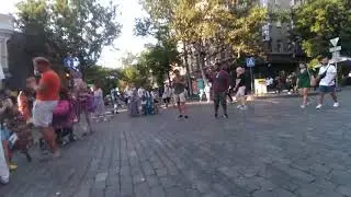 Між людей...
