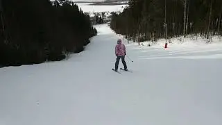 Аня освоила лыжи в Чекериле 07.03.2020