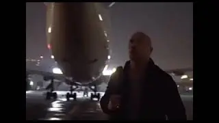 Скала Джонс идёт в самолёт мем 1 час