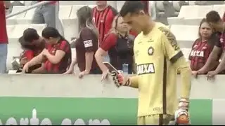 HILARIOUS! Atletico Paranaense Goalkeeper Santos Checks His Phone... On-Field! 14/05/2018