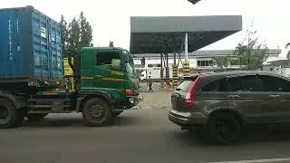 Truk kontainer di gudang Ale Ale