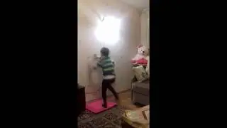 Ребенок проходит сквозь стену - The child goes through the wall.