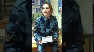 Девушка красиво поет 