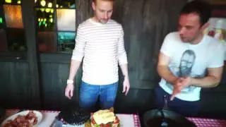 Костя Павлов сравнивает бургеры! Он чуть не отравился одним из них!