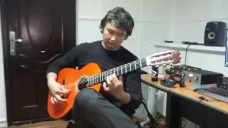 Играет на гитаре типа казахский домбыра