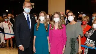 Los Reyes junto a sus hijas Leonor y Sofía en el concierto previo a los Premios Princesa de Asturias