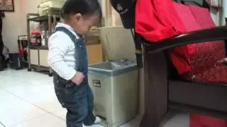 MVI 1004 看我踩開垃圾桶