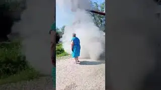 Бабка кидает камни и пытается поджечь автомобиль электриков