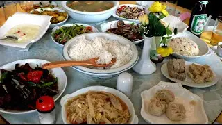 TIBET, Lhassa, un repas Tibétain