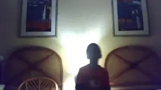 Omar cantando para su mami.