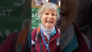 Leben wir ewig, wenn das Virus besiegt ist? Ordnerin bei Berlin Demo sieht das realistisch. 29.08.20