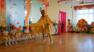 Выход Солнышка на утреннике младшей группы
