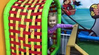 Полина играет в игровой комнате