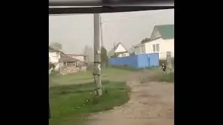 Сильный ветер в Пермском крае сносил крыши домов и сбивал людей с ног.