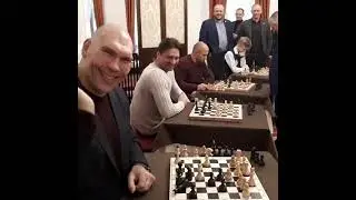Cеанс одновременной игры по шахматам с Карповым