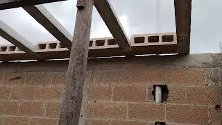 apuntalando las vigas para poder subir las bovedillas