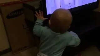 Владик возле телевизора