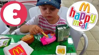 Кормим игрушки в Макдональдсе  Хеппи Мил Feeding toys in McDonalds Happy Meal