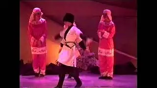 Выступление ансамбля народных танцев 