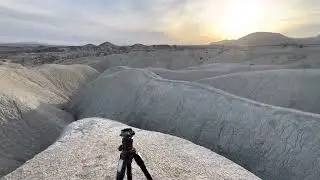 Realizando fotografías de atardecer en las Badlands de Murcia (Spain)