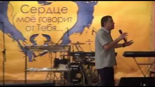 Пастор Артем Морев (г.Ялта) проповедует в церкви 