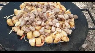 тушим картошку с мясом на садже на берегу реки Аксай Ростовская область осень 2021г