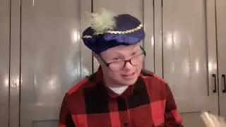 klussen piet is aan het werk bij de winkel van de maargieshoeven en hij is bezig met toneel opbouwen