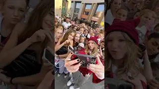 Милана Филимонова раздает автографы после выступления​⁠@MoscowSun ​⁠@Family-Box​⁠​⁠