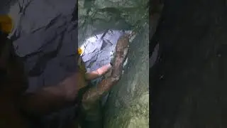 pengambilan jalur emas di sela sela batu cadas