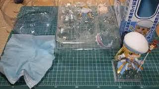Чистим фигурки от грязи и пластификатора.