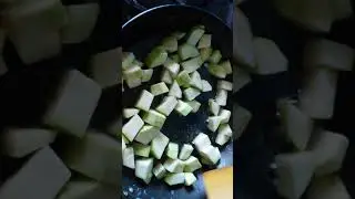 Ужин. Макароны с жареными кабачками и свежий салат.
