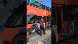 Двухэтажный автобус приглашает на экскурсию. 