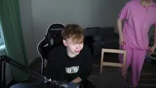 ПОКА ЮЛЯ НЕ ВИДИТ