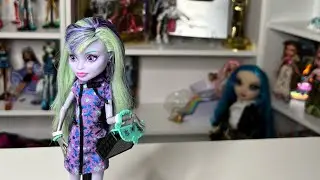 Doll Collector struggles #1 dolls can’t hold their accessories 