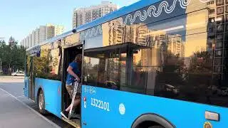 Автобус ЛиАЗ-5292.65 следует по маршруту 350 ”Поречная ул. - Саратовская ул.”