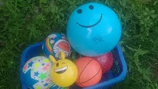 Ayo!!!kita bermain lempar bola basket,bola sepak, bola semangka,bola Doraemon