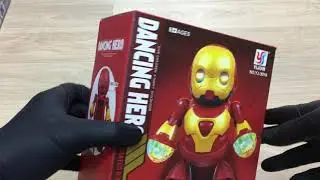 Железный человек робот, танцующий и светится.