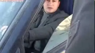 Сотрудник служб хамит на дороге