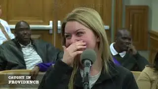 老法官讓被告女兒判刑，女兒求情理由讓全場笑翻天（中文字幕）
