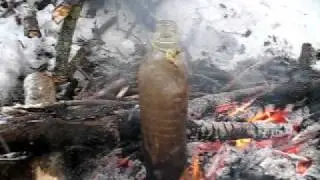 кипячение воды в пластиковой бутылке на костре.AVI