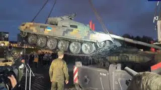 В Москву привезли те самые трофейные немецкие танки Leopard 2A6 и T-72. 1