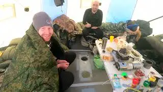 РЫБАЛКА НА ЛЬДУ ОЗЕРА САЛТАИМ. КЛЁВЫЙ КЛЁВ КАРАСЯ. В ПАЛАТКЕ В ШТОРМ В ЧЕТВЕРОМ