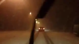 Снегопад, сильный ветер, ураган, сносит машину.
